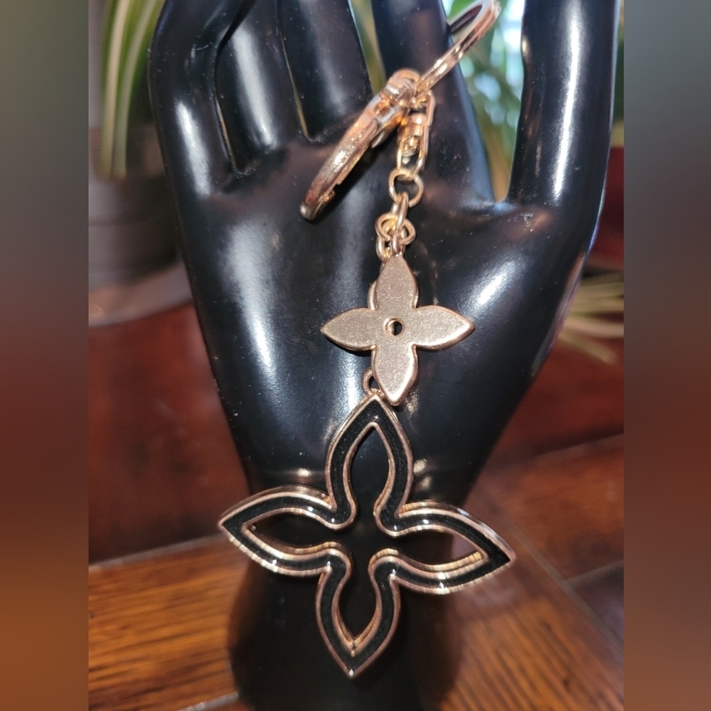 BAG CHARM of flower cut out - Picture 2 of 4